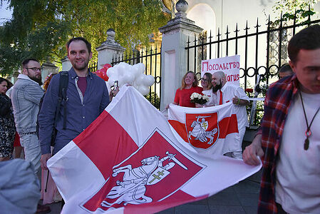 Action of solidarity near the Belarusian embassy in Moscow