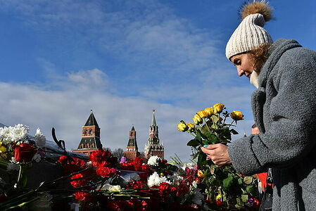 Laying flowers at the site of the murder of Boris Nemtsov, Moskvoretsky Bridge