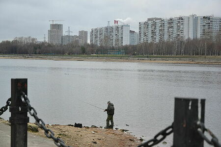 Fishing in a residential area of Moscow
