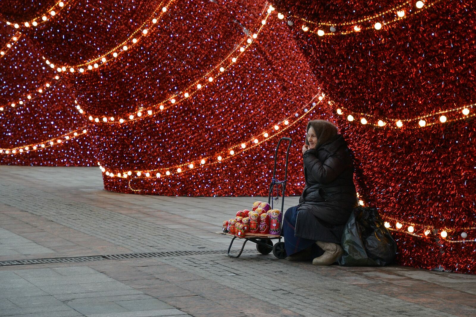 Photojournalist Anastasia Tsitsinova. Russia. Untitled Matryoshka seller in the center of Moscow